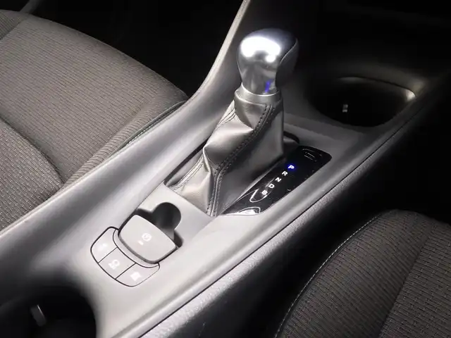 トヨタ Ｃ－ＨＲ S LEDパッケージ 千葉県 2019(令1)年 7.3万km ホワイトパールクリスタルシャイン 215/60R17/9インチ社外メモリーナビ/フルセグテレビ/　【AM/FM/CD/DVD/Bluetooth/iPod/SD】/ToyotaSafetySense/　・衝突軽減ブレーキ/　・レーダークルーズコントロール/　・レーンキープアシスト/　・オートハイビーム/電子パーキングブレーキ/オートブレーキホールド/LEDヘッドライト/オートライト/ビルトインETC/バックカメラ/純正フロアマット/純正17インチアルミホイール/ステアリングスイッチ/革巻きステアリング/プッシュスタート/スマートキー/電動格納ウィンカーミラー/ドアバイザー