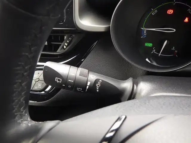 トヨタ Ｃ－ＨＲ S LEDパッケージ 千葉県 2019(令1)年 7.3万km ホワイトパールクリスタルシャイン 215/60R17/9インチ社外メモリーナビ/フルセグテレビ/　【AM/FM/CD/DVD/Bluetooth/iPod/SD】/ToyotaSafetySense/　・衝突軽減ブレーキ/　・レーダークルーズコントロール/　・レーンキープアシスト/　・オートハイビーム/電子パーキングブレーキ/オートブレーキホールド/LEDヘッドライト/オートライト/ビルトインETC/バックカメラ/純正フロアマット/純正17インチアルミホイール/ステアリングスイッチ/革巻きステアリング/プッシュスタート/スマートキー/電動格納ウィンカーミラー/ドアバイザー