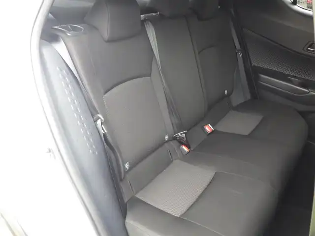 トヨタ Ｃ－ＨＲ S LEDパッケージ 千葉県 2019(令1)年 7.3万km ホワイトパールクリスタルシャイン 215/60R17/9インチ社外メモリーナビ/フルセグテレビ/　【AM/FM/CD/DVD/Bluetooth/iPod/SD】/ToyotaSafetySense/　・衝突軽減ブレーキ/　・レーダークルーズコントロール/　・レーンキープアシスト/　・オートハイビーム/電子パーキングブレーキ/オートブレーキホールド/LEDヘッドライト/オートライト/ビルトインETC/バックカメラ/純正フロアマット/純正17インチアルミホイール/ステアリングスイッチ/革巻きステアリング/プッシュスタート/スマートキー/電動格納ウィンカーミラー/ドアバイザー