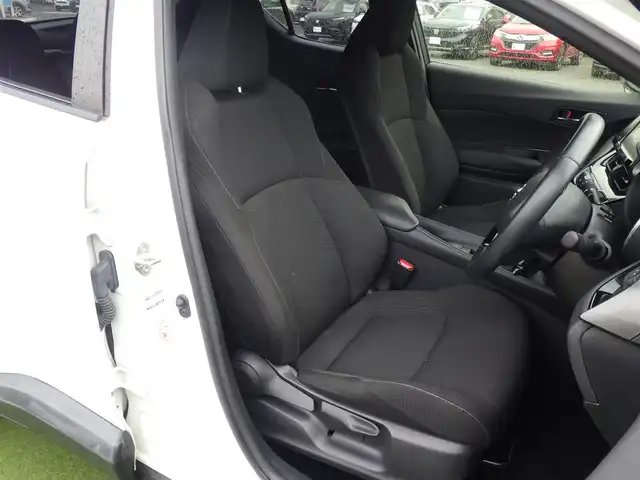 トヨタ Ｃ－ＨＲ S LEDパッケージ 千葉県 2019(令1)年 7.3万km ホワイトパールクリスタルシャイン 215/60R17/9インチ社外メモリーナビ/フルセグテレビ/　【AM/FM/CD/DVD/Bluetooth/iPod/SD】/ToyotaSafetySense/　・衝突軽減ブレーキ/　・レーダークルーズコントロール/　・レーンキープアシスト/　・オートハイビーム/電子パーキングブレーキ/オートブレーキホールド/LEDヘッドライト/オートライト/ビルトインETC/バックカメラ/純正フロアマット/純正17インチアルミホイール/ステアリングスイッチ/革巻きステアリング/プッシュスタート/スマートキー/電動格納ウィンカーミラー/ドアバイザー