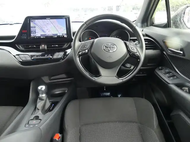 トヨタ Ｃ－ＨＲ S LEDパッケージ 千葉県 2019(令1)年 7.3万km ホワイトパールクリスタルシャイン 215/60R17/9インチ社外メモリーナビ/フルセグテレビ/　【AM/FM/CD/DVD/Bluetooth/iPod/SD】/ToyotaSafetySense/　・衝突軽減ブレーキ/　・レーダークルーズコントロール/　・レーンキープアシスト/　・オートハイビーム/電子パーキングブレーキ/オートブレーキホールド/LEDヘッドライト/オートライト/ビルトインETC/バックカメラ/純正フロアマット/純正17インチアルミホイール/ステアリングスイッチ/革巻きステアリング/プッシュスタート/スマートキー/電動格納ウィンカーミラー/ドアバイザー