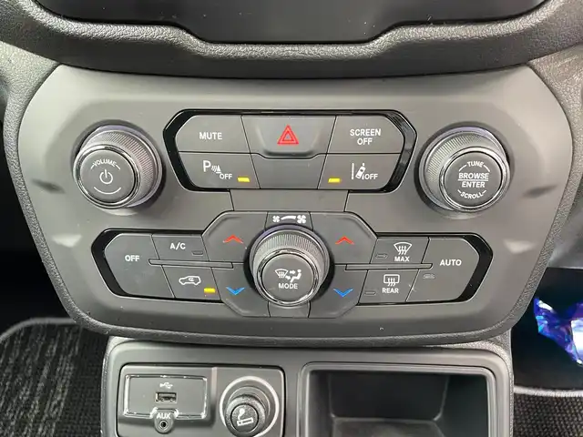 クライスラー・ジープ ジープ レネゲード ロンジチュード 香川県 2018(平30)年 4.9万km 白 アクティブブレーキ/レーンアシスト/ブラインドスポット/Beatsスピーカー/スマートキー/アイドリングストップ/クルーズコントロール/ディスプレイオーディオ/USB/AUX/BT/カープレイ/バックカメラ/ETC/純正16インチアルミ/革巻きステアリング/ルーフレール/コーナーセンサー