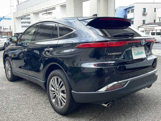 トヨタ ハリアー ハイブリッド Z レザーパッケージ 兵庫県 2021(令3)年 1.8万km プレシャスブラックパール 4WD/ワンオーナー/純正メモリナビ/Bluetooth・AM/FM・USB・AUX/フルセグTV（走行中視聴可能）/JBLプレミアムサウンドシステム（９スピーカー）/全方位カメラ/カラーヘッドアップディスプレイ/デジタルインナーミラー/ETC2.0/ドラレコ付きデジタルインナーミラー/オートブレーキホールド/アンチロック・ブレーキ・システム/衝突被害軽減システム/横滑り防止装置/盗難防止装置/アイドリングストップ/クルーズコントロール（追従あり）/コーナーセンサー（前後）/レーンキープアシスト/オートライト/ハンズフローパワーバックドア/メモリシート/快適温熱シート（運転席、助手席）/パワーシート（運転席、助手席）ポジションメモリー/シートヒーター/カーテンエアバッグ/純正アルミホイール/純正フロアマット/スマートキー/スペアキー×1/保証書/取扱説明書