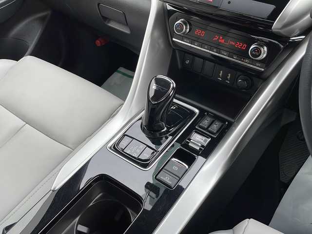 三菱 エクリプス クロス ＰＨＥＶ P 東京都 2022(令4)年 1.7万km ホワイトダイヤモンド ワンオーナー/新車時保証書　整備記録簿　/ナビ取説　取扱説明書/衝突被害軽減ブレーキ/車線逸脱警報/レーダークルーズコントロール/後側方車両検知警報/誤発進制御機能【前後】/純正ナビ/フルセグTV/BT/USB(オーディオ・ビデオ)//Apple CarPlay Android Auto/三菱パワーサウンドシステム/HUD/マルチアランドモニター　ETC2/0/LEDヘッドライト/オートライト/スマートキー×2/コーナーセンサー/ヒーター機能付き革巻きハンドル/レザーシート/全席シートヒーター/D/N席パワーシート/AC100V1500W/純正18インチアルミ