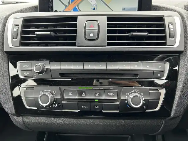 ＢＭＷ １１８ｄ スポーツ 愛媛県 2016(平28)年 4.1万km サファイアブラックP 純正ナビ/クルーズコントロール/ドライブレコーダー/LEDライト/オートライト/ハイビーム/フォグランプ/社外フロアマット/社外AW/スマートキー/アイドリングストップ/横滑り防止装置/ABS/レーンキープアシスト/パワーウインドウ/パワーステアリング