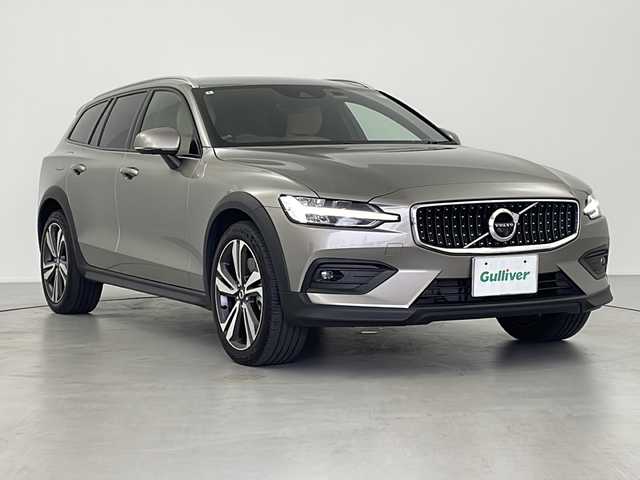 ボルボ ボルボ Ｖ６０ クロスカントリー B5 AWD プロ 岐阜県 2022(令4)年 1.4万km ゴールド 純正ナビ/フルセグTV/Bluetooth/全方位カメラ/衝突回避/クロストラフィックアラート/車間警告/レーンキープアシスト/パーキングアシスト/ブラインドスポットモニター/クルーズコントロール/ロードサインインフォメーション/アクティブベンディングライト/自動駐車/ヘッドアップディスプレイ/電動リアゲート/シートヒーター（全席）/パワーシート（運転席/助手席）/レザーシート/革ステアリング/ステアリングスイッチ/ワイヤレス充電器/スマートキー/純正アルミホイール/純正フロアマットカバー