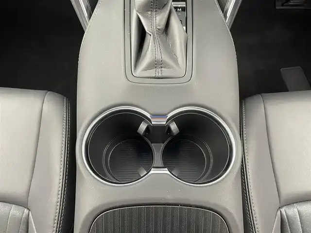 トヨタ ハリアー Z 大分県 2023(令5)年 2.4万km プレシャスブラックパール 純正12.3インチディスプレイオーディオ/（AM/FM/フルセグ/USB/BT/Miracast）/JBLサウンド/トヨタセーフティセンス/・衝突軽減ブレーキ/・プリクラッシュセーフティ/・レーダークルーズコントロール/・レーントレーシングアシスト/・ブラインドスポットモニター/・オートハイビーム/・先行車発進お知らせ/前席パワーシート/パワーバックドア/デジタルインナーミラー/・ドラレコ機能付き/ETC2.0/ステアリングスイッチ/電動パーキング/ブレーキホールド/純正19インチアルミホイール/純正マット