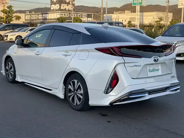 トヨタ プリウス ＰＨＶ S セーフティパッケージ 岡山県 2022(令4)年 3万km プラチナホワイトパールマイカ 登録時走行距離29934km/モデリスタフルエアロ/純正ディスプレイオーディオ/フルセグTV(AM/FM/CD/DVD/Bluetooth)/バックカメラ/ビルトインETC/トヨタセーフティセンス/・ブラインドスポットモニター/・レーダークルーズコントロール/・プリクラッシュセーフティ/・オートマチックハイビーム/・レーントレーシングアシスト/横滑り防止装置/USB入力端子/純正フロアマット/15インチ純正AW/プッシュスタート/スマートキー×2/充電ケーブル
