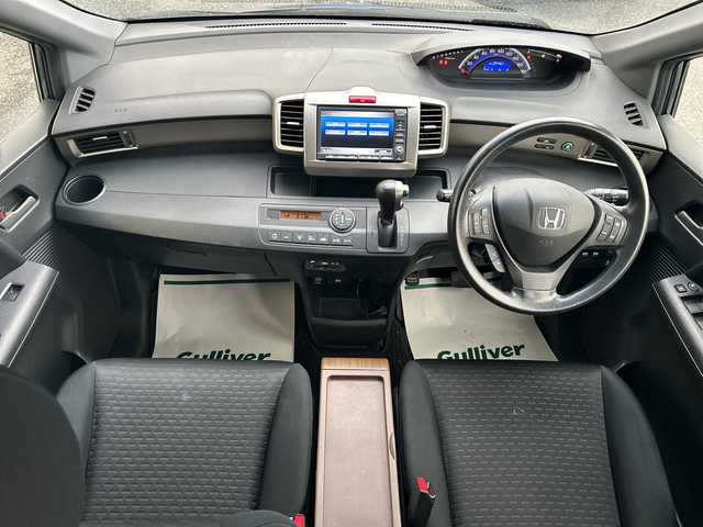 ホンダ フリード スパイク G ジャストセレクション 神奈川県 2012(平24)年 9.5万km ポリッシュドメタルメタリック 純正ナビ（CD/DVD/AM/FM/ワンセグTV)/バックカメラ/ETC/クルーズコントロール/両側パワースライドドア/純正マット/社外アルミホイール/盗難防止装置/ABS/横滑り防止装置/エアバッグダブル+サイド/カーテンエアバッグ/電動格納ミラー/ドアバイザー/ISOFIX/オートライト/フォグランプ/スペアキー×１/取扱説明書