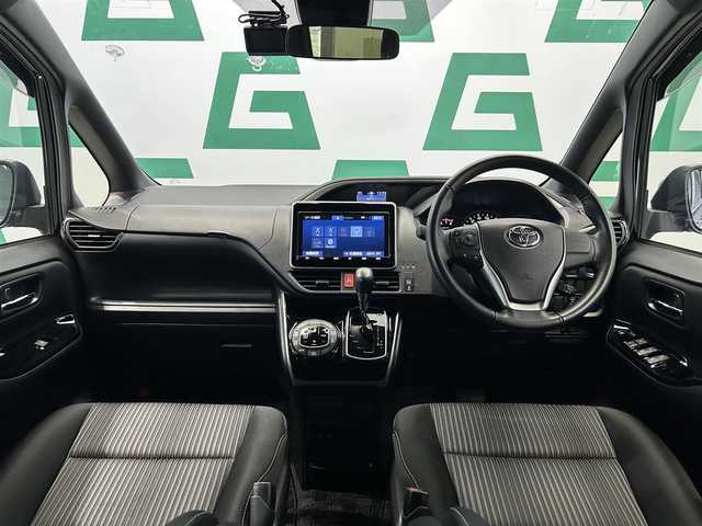 トヨタ ヴォクシー ZS 煌 鹿児島県 2019(平31)年 2.7万km ブラック 禁煙車/純正ナビ（NSZT-Y68T）/両側パワースライドドア/360度ドライブレコーダー（DVR-360V）/ビルトインETC/フルセグTV/トヨタセーフティセンスC/プリクラッシュセーフティシステム/レーンディパーチャーアラート/オートマチックハイビーム/クルーズコントロール/レーンキープアシスト/オートライト/LEDヘッドライト/社外フロアマット/横滑り防止装置/盗難防止装置