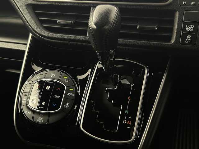 トヨタ ヴォクシー ZS 煌 鹿児島県 2019(平31)年 2.7万km ブラック トヨタセーフティセンス/・レーンキープアシスト/・オートハイビーム/トヨタ純正ナビ/FM・AM・DVD・CD・フルセグTV/Bluetooth Audio/バックカメラ/両側パワースライドドア/前後ドライブレコーダー/クルーズコントロール/アイドリングストップ/プッシュスタート/スマートキー/スペア1本/ETC