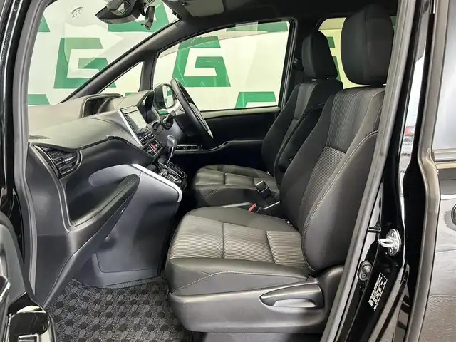 トヨタ ヴォクシー ZS 煌 鹿児島県 2019(平31)年 2.7万km ブラック 禁煙車/純正ナビ（NSZT-Y68T）/両側パワースライドドア/360度ドライブレコーダー（DVR-360V）/ビルトインETC/フルセグTV/トヨタセーフティセンスC/プリクラッシュセーフティシステム/レーンディパーチャーアラート/オートマチックハイビーム/クルーズコントロール/レーンキープアシスト/オートライト/LEDヘッドライト/社外フロアマット/横滑り防止装置/盗難防止装置