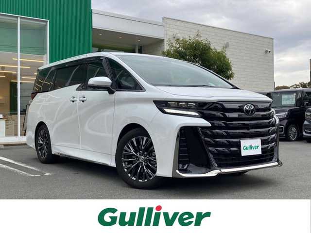 トヨタ ヴェルファイア ハイブリット Z プレミア 静岡県 2024(令6)年 0.6万km プラチナホワイトパールマイカ セキュリティーArgus/デジタルインナーミラー/エンジンスタートボタン/スマートキー（スペアキー１本）/パワーウィンドウ/パワーステアリング/MTモード付AT/100V充電/Wオートエアコン/クルーズコントロール/ETC2.0/USB入力端子/全方位カメラ/純正メーカーナビ（BT.フルセグ）/３列シート/ガラスルーフ/オットマン/電動リアゲート/ドライブレコーダー前後/ウォークスルー/フロアマット/D席N席パワーシート/D席N席セカンドシートシートヒーター/D席N席セカンドシートエアシート/両側パワースライドドア/純正アルミホイール/ABS/横滑り防止装置/コーナーセンサー前後/レーンキープアシスト/盗難防止装置/オートライト/オートマチックハイビーム/LEDライト/W+サイドエアバック/衝突軽減システム/ステアリングヒーター