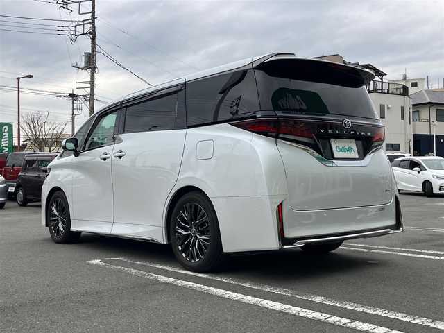 トヨタ ヴェルファイア ハイブリット Z プレミア 静岡県 2024(令6)年 0.6万km プラチナホワイトパールマイカ セキュリティーArgus/デジタルインナーミラー/エンジンスタートボタン/スマートキー（スペアキー１本）/パワーウィンドウ/パワーステアリング/MTモード付AT/100V充電/Wオートエアコン/クルーズコントロール/ETC2.0/USB入力端子/全方位カメラ/純正メーカーナビ（BT.フルセグ）/３列シート/ガラスルーフ/オットマン/電動リアゲート/ドライブレコーダー前後/ウォークスルー/フロアマット/D席N席パワーシート/D席N席セカンドシートシートヒーター/D席N席セカンドシートエアシート/両側パワースライドドア/純正アルミホイール/ABS/横滑り防止装置/コーナーセンサー前後/レーンキープアシスト/盗難防止装置/オートライト/オートマチックハイビーム/LEDライト/W+サイドエアバック/衝突軽減システム/ステアリングヒーター