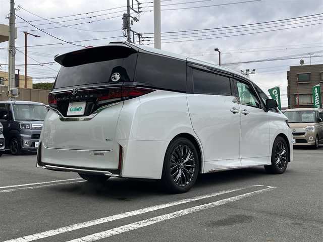 トヨタ ヴェルファイア ハイブリット Z プレミア 静岡県 2024(令6)年 0.6万km プラチナホワイトパールマイカ セキュリティーArgus/デジタルインナーミラー/エンジンスタートボタン/スマートキー（スペアキー１本）/パワーウィンドウ/パワーステアリング/MTモード付AT/100V充電/Wオートエアコン/クルーズコントロール/ETC2.0/USB入力端子/全方位カメラ/純正メーカーナビ（BT.フルセグ）/３列シート/ガラスルーフ/オットマン/電動リアゲート/ドライブレコーダー前後/ウォークスルー/フロアマット/D席N席パワーシート/D席N席セカンドシートシートヒーター/D席N席セカンドシートエアシート/両側パワースライドドア/純正アルミホイール/ABS/横滑り防止装置/コーナーセンサー前後/レーンキープアシスト/盗難防止装置/オートライト/オートマチックハイビーム/LEDライト/W+サイドエアバック/衝突軽減システム/ステアリングヒーター
