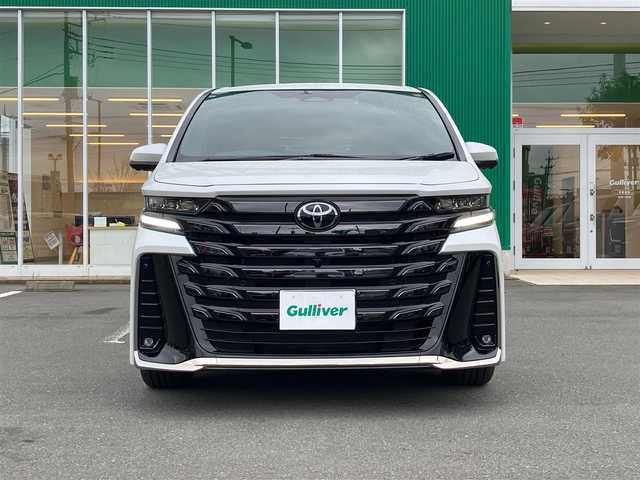 トヨタ ヴェルファイア ハイブリット Z プレミア 静岡県 2024(令6)年 0.6万km プラチナホワイトパールマイカ セキュリティーArgus/デジタルインナーミラー/エンジンスタートボタン/スマートキー（スペアキー１本）/パワーウィンドウ/パワーステアリング/MTモード付AT/100V充電/Wオートエアコン/クルーズコントロール/ETC2.0/USB入力端子/全方位カメラ/純正メーカーナビ（BT.フルセグ）/３列シート/ガラスルーフ/オットマン/電動リアゲート/ドライブレコーダー前後/ウォークスルー/フロアマット/D席N席パワーシート/D席N席セカンドシートシートヒーター/D席N席セカンドシートエアシート/両側パワースライドドア/純正アルミホイール/ABS/横滑り防止装置/コーナーセンサー前後/レーンキープアシスト/盗難防止装置/オートライト/オートマチックハイビーム/LEDライト/W+サイドエアバック/衝突軽減システム/ステアリングヒーター