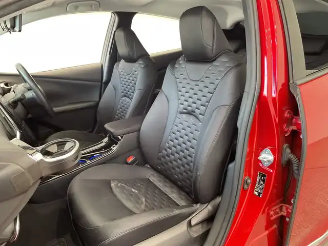 トヨタ プリウス ＰＨＶ A 栃木県 2017(平29)年 3.9万km エモーショナルレッド 純正ナビ/（Bluetooth/USB/AUX/フルセグTV）/バックカメラ/トヨタセーフティセンス/・プリクラッシュセーフティ/・レーントレーシングアシスト/・レーダークルーズコントロール/・オートマチックハイビーム/・ロードサインアシスト/・パーキングアシスト/BSM/ビルトインETC2.0/シートヒーター/デジタルインナーミラー/フォグランプ/ステアリングヒーター/前後コーナーセンサー/LEDヘッドライト/横滑り防止装置/フォグランプ/スマートキー/プッシュスタート/ステアリングスイッチ/電動格納ミラー/純正アルミホイール/純正フロアマット