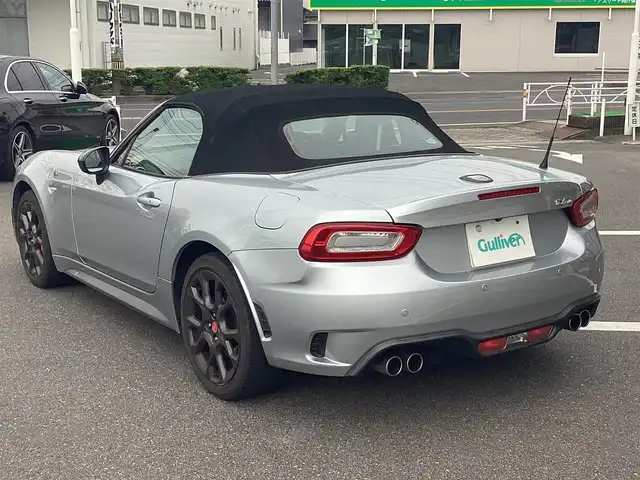 アバルト １２４ スパイダー 2イヤーアニバーサリー 岡山県 2018(平30)年 7.8万km シルバー 限定50台/6MT/Brembo製4ポッドフロントブレーキキャリパーレッド/ビルシュタイン製モノチューブショックアブソーバー/純正ナビ/フルセグＴＶ/Bluetooth/CD/DVD/コマンダースイッチ/バックカメラ/ビルトインETC/パークセンサー/レザーシート/Ｄ/Ｎシートヒーター/純正10スポーク17インチアロイホイール/アダプティブ機能付きフルLEDヘッドライト/ヘッドライトウォッシャー/フロントフォグライト/リアフォグ/レインセンサー付きフロントワイパー/オートライト/クルーズコントロール/電動ドアミラー/アルミスポーツペダル/レザーシフトノブ/レザーインテリア/オーディオコントローラー/SPORTスイッチ/ロールバー/パワーウィンドウ/チルトステアリング/電動パワーステアリング/ABARTHエンブレム付エンジンカバー/スマートエントリー/フロントストラットタワーバー/トルセン式LSD