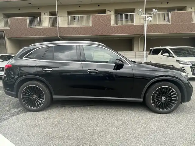 メルセデス・ベンツ Ｍ・ベンツ ＧＬＣ２２０ d 4マチック ドライバーズPKG 大阪府 2023(令5)年 3.4万km オブシディアンブラック AMGレザーエクスクルーシブパッケージ/・Burmester3Dサウンドシステム/・AMGラインエクステリア/・全席シートヒーター/・スポーティエンジンサウンド/・本革シート/・11.9インチMBUX　ARナビ・フルセグ・Bluetooth/・ヘッドアップディスプレイ /・ブラックオープンボアウッドインテリアトリム/・本革巻ステアリング/ドライバーズパッケージ/・リアアクスルステアリング/・AIR MATICサスペンション/パノラミックスライディングルーフ/レーダーセーフティパッケージ/・アクティブディスタンスアシスト/・自動再発進機能/・アクティブレーンアシスト/・全方位カメラ/・アクティブハイビーム/・トラフィックアシスト/・アクティブパーキングアシスト/AMG20インチAW/ワンオーナー/純正360°ドライブレコーダー/電動リアゲート/4WD/コーナーセンサー/横滑り防止装置