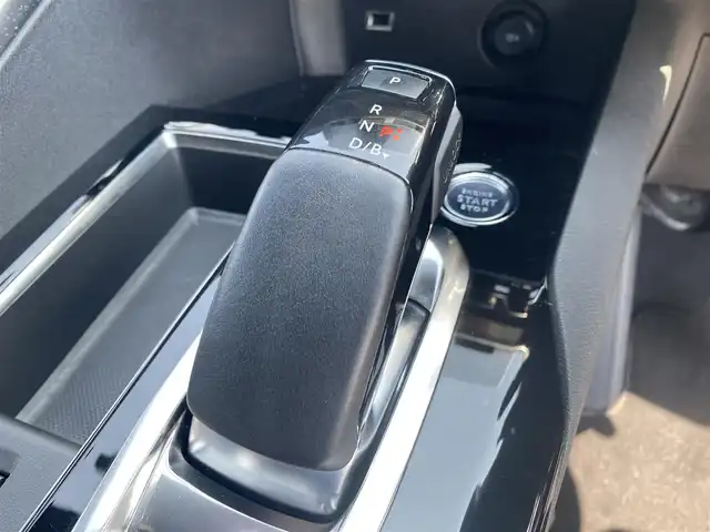 プジョー ３００８ GT ハイブリッド4 福岡県 2021(令3)年 2.2万km 黒 ・アクティブクルーズコントロール/・USB/Bluetooth/AppleCarPlay/・バックカメラ/・ハーフレザーシート/シートヒーター/・社外前後ドライブレコーダー/・フルセグ/・社外ETC/・純正18AW/・プッシュスタート/・スマートキー/・スペアキー/・パワーシート/・レーンキープアシスト/・オートライト/・LEDライト/・置くだけ充電/・保証書/・取扱説明書