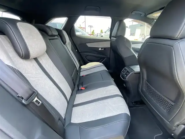 プジョー ３００８ GT ハイブリッド4 福岡県 2021(令3)年 2.2万km 黒 ・アクティブクルーズコントロール/・USB/Bluetooth/AppleCarPlay/・バックカメラ/・ハーフレザーシート/シートヒーター/・社外前後ドライブレコーダー/・フルセグ/・社外ETC/・純正18AW/・プッシュスタート/・スマートキー/・スペアキー/・パワーシート/・レーンキープアシスト/・オートライト/・LEDライト/・置くだけ充電/・保証書/・取扱説明書