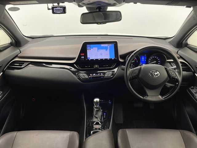 トヨタ Ｃ－ＨＲ G 宮崎県 2018(平30)年 4.3万km ホワイトパールクリスタルシャイン Toyota Safety Sense/〇プリクラシュセーフティ/〇レーンディパーチャーアラート/〇ブラインドスポットモニター/〇リアクロストラフィックアラート/〇レーダークルーズコントロール/〇クリアランスソナー/〇オートマチックハイビーム/純正9インチSDナビ/フルセグTV/CD/DVD/Bluetooth/バックカメラ/ハーフレザーシート/シートヒーター/LEDヘッドライト/純正18インチAW/スマートキー×２/ETC/保証書/取扱説明書/ナビ取扱説明書