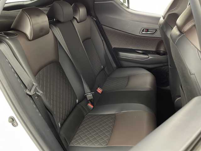 トヨタ Ｃ－ＨＲ G 宮崎県 2018(平30)年 4.3万km ホワイトパールクリスタルシャイン Toyota Safety Sense/〇プリクラシュセーフティ/〇レーンディパーチャーアラート/〇ブラインドスポットモニター/〇リアクロストラフィックアラート/〇レーダークルーズコントロール/〇クリアランスソナー/〇オートマチックハイビーム/純正9インチSDナビ/フルセグTV/CD/DVD/Bluetooth/バックカメラ/ハーフレザーシート/シートヒーター/LEDヘッドライト/純正18インチAW/スマートキー×２/ETC/保証書/取扱説明書/ナビ取扱説明書