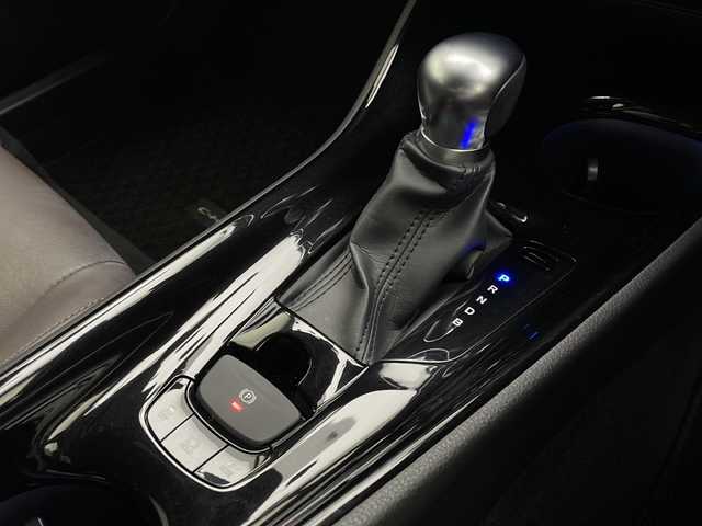 トヨタ Ｃ－ＨＲ G 宮崎県 2018(平30)年 4.3万km ホワイトパールクリスタルシャイン Toyota Safety Sense/〇プリクラシュセーフティ/〇レーンディパーチャーアラート/〇ブラインドスポットモニター/〇リアクロストラフィックアラート/〇レーダークルーズコントロール/〇クリアランスソナー/〇オートマチックハイビーム/純正9インチSDナビ/フルセグTV/CD/DVD/Bluetooth/バックカメラ/ハーフレザーシート/シートヒーター/LEDヘッドライト/純正18インチAW/スマートキー×２/ETC/保証書/取扱説明書/ナビ取扱説明書
