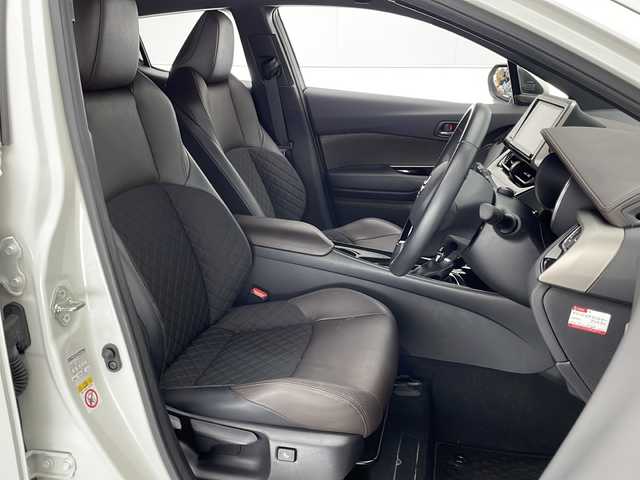 トヨタ Ｃ－ＨＲ G 宮崎県 2018(平30)年 4.3万km ホワイトパールクリスタルシャイン Toyota Safety Sense/〇プリクラシュセーフティ/〇レーンディパーチャーアラート/〇ブラインドスポットモニター/〇リアクロストラフィックアラート/〇レーダークルーズコントロール/〇クリアランスソナー/〇オートマチックハイビーム/純正9インチSDナビ/フルセグTV/CD/DVD/Bluetooth/バックカメラ/ハーフレザーシート/シートヒーター/LEDヘッドライト/純正18インチAW/スマートキー×２/ETC/保証書/取扱説明書/ナビ取扱説明書