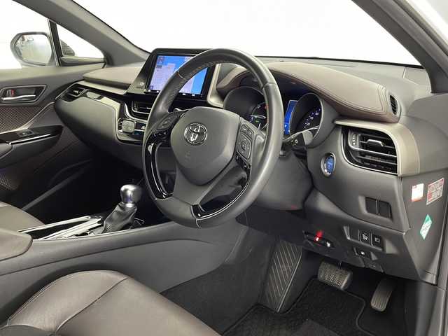 トヨタ Ｃ－ＨＲ G 宮崎県 2018(平30)年 4.3万km ホワイトパールクリスタルシャイン Toyota Safety Sense/〇プリクラシュセーフティ/〇レーンディパーチャーアラート/〇ブラインドスポットモニター/〇リアクロストラフィックアラート/〇レーダークルーズコントロール/〇クリアランスソナー/〇オートマチックハイビーム/純正9インチSDナビ/フルセグTV/CD/DVD/Bluetooth/バックカメラ/ハーフレザーシート/シートヒーター/LEDヘッドライト/純正18インチAW/スマートキー×２/ETC/保証書/取扱説明書/ナビ取扱説明書