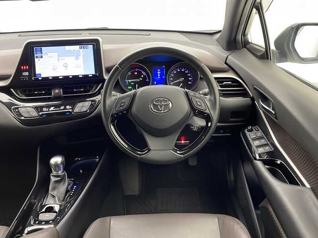 トヨタ Ｃ－ＨＲ G 宮崎県 2018(平30)年 4.3万km ホワイトパールクリスタルシャイン Toyota Safety Sense/〇プリクラシュセーフティ/〇レーンディパーチャーアラート/〇ブラインドスポットモニター/〇リアクロストラフィックアラート/〇レーダークルーズコントロール/〇クリアランスソナー/〇オートマチックハイビーム/純正9インチSDナビ/フルセグTV/CD/DVD/Bluetooth/バックカメラ/ハーフレザーシート/シートヒーター/LEDヘッドライト/純正18インチAW/スマートキー×２/ETC/保証書/取扱説明書/ナビ取扱説明書