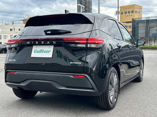 日産 ノート X 愛媛県 2022(令4)年 8.2万km スーパーブラック 登録時走行距離:81119km/メーカーOP純正ナビ/AM/FM//フルセグTV/Bluetooth/全方位カメラ/ビルトインETC2.0/衝突軽減システム/レーンキープアシスト/オートライト/オートハイビーム/エンジンスタートボタン/スマートキー/純正アルミホイール/コーナーセンサー/ワイヤレス充電/チャイルドシート取り付け可能/ハンドル支援/ブラインドスポットモニター