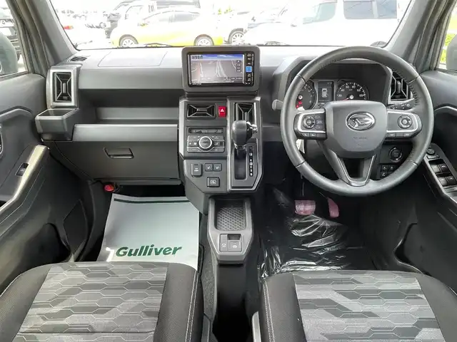 ダイハツ タフト G ターボ クロムベンチャー 佐賀県 2022(令4)年 0.6万km レイクブルーメタリック 純正SDナビゲーション「NMZK-W73D」/・AM/FM/BT/CD/DVD/フルセグ/・バックカメラ/ガラスルーフ/電動パーキングブレーキ/・オートホールド機能/前席シートヒーター/LEDヘッドライト/・オートマチックハイビーム/USB入力端子/純正15インチアルミホイール/純正フロアマット/新車保証書/取扱説明書/スマートアシスト/・衝突警報機能（対車両・対歩行者）/・衝突回避支援ブレーキ機能/・誤発進抑制制御機能（前方・後方）/・ブレーキ制御付き誤発進抑制（前後）/・車線逸脱警報機能/・車線逸脱抑制制御機能/・ふらつき警報/・前方車両発進お知らせ機能/・アダプティブドライビングビーム/・レーンキープコントロール/・コーナーセンサー（前後）/・スタビリティコントロール（VSC）