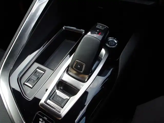 プジョー ５００８ GT ブルーHDi 埼玉県 2021(令3)年 3.8万km パール ブラックハーフレザーシート/アダプティブクルーズコントロール/パノラマスライディングルーフ/CarPlay/パークセンサー/ブラインドスポットモニター/バック/サイドカメラ/ルームミラー内臓サイドカメラ/純正ナビ/ドラレコ/ETC/社外テレビ/置くだけ充電/シートヒーター/シートポジションメモリー機能
