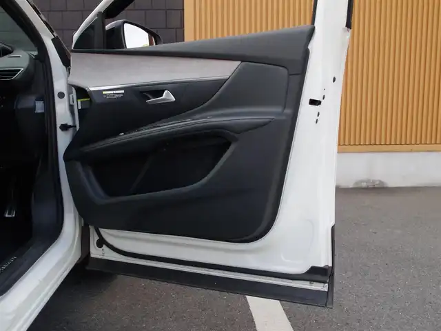 プジョー ５００８ GT ブルーHDi 埼玉県 2021(令3)年 3.8万km パール ブラックハーフレザーシート/アダプティブクルーズコントロール/パノラマスライディングルーフ/CarPlay/パークセンサー/ブラインドスポットモニター/バック/サイドカメラ/ルームミラー内臓サイドカメラ/純正ナビ/ドラレコ/ETC/社外テレビ/置くだけ充電/シートヒーター/シートポジションメモリー機能