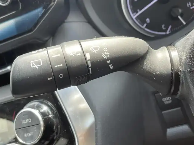トヨタ ハリアー S 滋賀県 2021(令3)年 3.3万km ホワイトパールクリスタルシャイン 純正ディスプレイオーディオ/(Bluetooth/AM/FM/AUX)/トヨタセーフティーセンス/・プリクラッシュセーフティ/・レーダークルーズコントロール/・レーンキープアシスト/・標識認識/・Autoハイビーム/LEDオートライト/先行車発進告知/電動パーキング/ブレーキホールド/バックカメラ/電動格納ミラー/ドアバイザー/フロアMT付きAT/スペアキー/ETC
