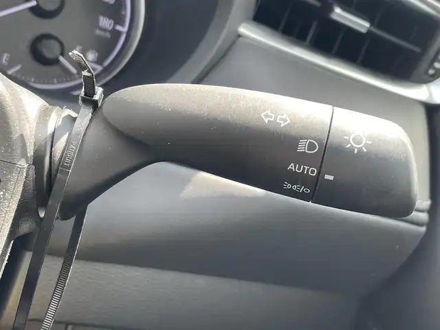トヨタ ハリアー S 滋賀県 2021(令3)年 3.3万km ホワイトパールクリスタルシャイン 純正ディスプレイオーディオ/(Bluetooth/AM/FM/AUX)/トヨタセーフティーセンス/・プリクラッシュセーフティ/・レーダークルーズコントロール/・レーンキープアシスト/・標識認識/・Autoハイビーム/LEDオートライト/先行車発進告知/電動パーキング/ブレーキホールド/バックカメラ/電動格納ミラー/ドアバイザー/フロアMT付きAT/スペアキー/ETC