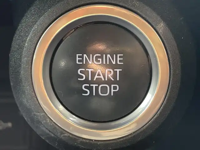 トヨタ ハリアー S 滋賀県 2021(令3)年 3.3万km ホワイトパールクリスタルシャイン 純正ディスプレイオーディオ/(Bluetooth/AM/FM/AUX)/トヨタセーフティーセンス/・プリクラッシュセーフティ/・レーダークルーズコントロール/・レーンキープアシスト/・標識認識/・Autoハイビーム/LEDオートライト/先行車発進告知/電動パーキング/ブレーキホールド/バックカメラ/電動格納ミラー/ドアバイザー/フロアMT付きAT/スペアキー/ETC