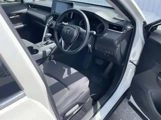 トヨタ ハリアー S 滋賀県 2021(令3)年 3.3万km ホワイトパールクリスタルシャイン 純正ディスプレイオーディオ/(Bluetooth/AM/FM/AUX)/トヨタセーフティーセンス/・プリクラッシュセーフティ/・レーダークルーズコントロール/・レーンキープアシスト/・標識認識/・Autoハイビーム/LEDオートライト/先行車発進告知/電動パーキング/ブレーキホールド/バックカメラ/電動格納ミラー/ドアバイザー/フロアMT付きAT/スペアキー/ETC