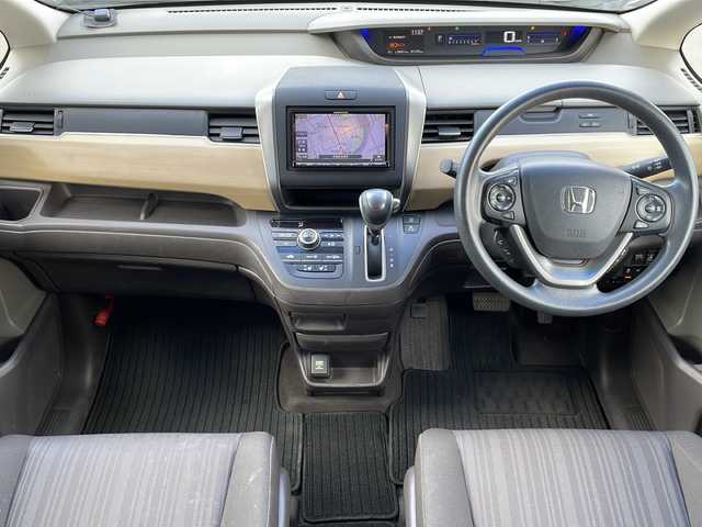 ホンダ フリード G ホンダセンシング 道東・釧路十勝 2018(平30)年 7.2万km ホワイトオーキッドパール ・４WD/・社外SDメモリナビ/（CD・DVD・BT・フルセグ・SD・ipod）/・バックカメラ/・両側パワースライドドア/・横滑り防止装置/・ワイパーデアイサー/・ホンダセンシング/・ビルトインETC/・レーダークルーズコントロール/・スマートキー/・プッシュスタート/・ステアリングスイッチ/・前席シートヒーター/・純正フロアマット/・ドアバイザー