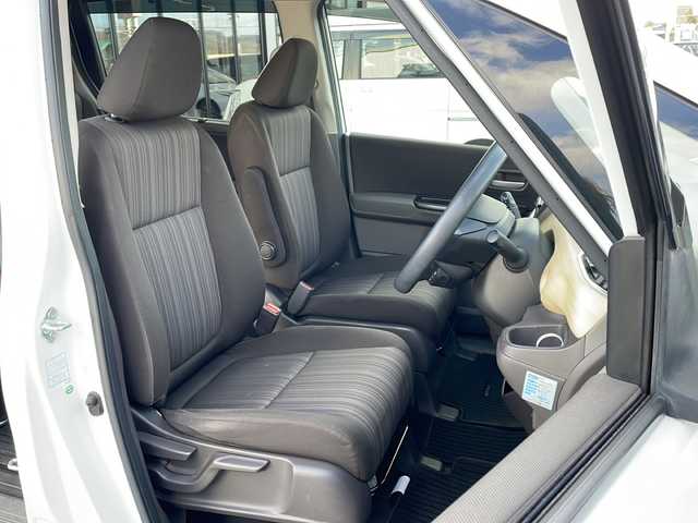 ホンダ フリード G ホンダセンシング 道東・釧路十勝 2018(平30)年 7.2万km ホワイトオーキッドパール ・４WD/・社外SDメモリナビ/（CD・DVD・BT・フルセグ・SD・ipod）/・バックカメラ/・両側パワースライドドア/・横滑り防止装置/・ワイパーデアイサー/・ホンダセンシング/・ビルトインETC/・レーダークルーズコントロール/・スマートキー/・プッシュスタート/・ステアリングスイッチ/・前席シートヒーター/・純正フロアマット/・ドアバイザー