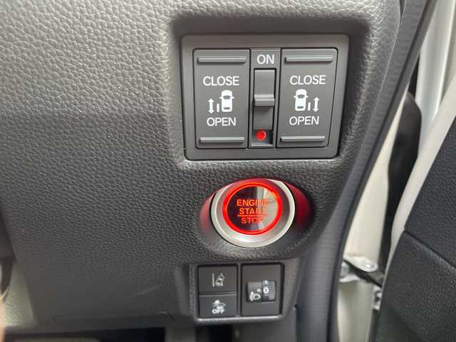 ホンダ Ｎ ＢＯＸ カスタム L スタイル+ブラック 山口県 2024(令6)年 1.3万km プラチナホワイトパール ワンオーナー/純正9インチナビ/DVD/CD/SD/MSV/BT/フルセグTV/バックカメラ/両側パワースライドドア/純正LEDヘッドライト/純正フォグランプ/オートライト/ヘッドライトレベライザー/純正14インチアルミホイール/革巻きステアリング/ステアリングスイッチ/クルーズコントロール/前席シートヒーター/衝突被害軽減ブレーキ/LKA/横滑り防止/コーナーセンサー/オートパーキングホールド/スマートキー×２/ドラレコ/純正ゴムフロアマット/ETC/電動格納ウインカードアミラー