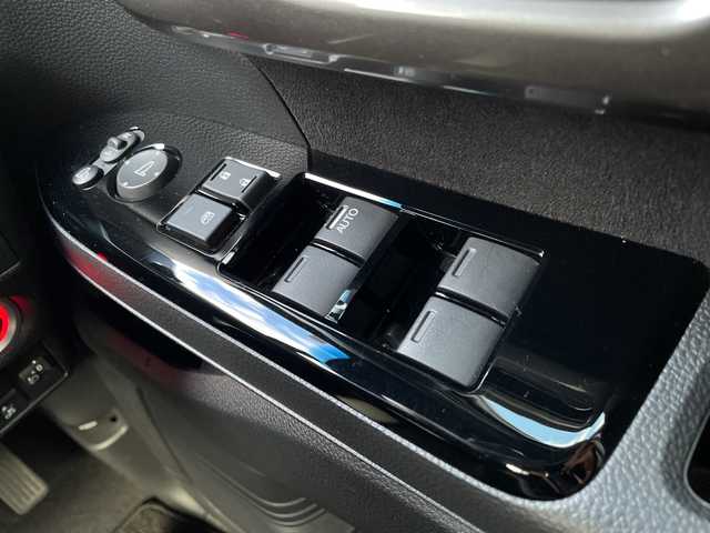 ホンダ Ｎ ＢＯＸ カスタム L スタイル+ブラック 山口県 2024(令6)年 1.3万km プラチナホワイトパール ワンオーナー/純正9インチナビ/DVD/CD/SD/MSV/BT/フルセグTV/バックカメラ/両側パワースライドドア/純正LEDヘッドライト/純正フォグランプ/オートライト/ヘッドライトレベライザー/純正14インチアルミホイール/革巻きステアリング/ステアリングスイッチ/クルーズコントロール/前席シートヒーター/衝突被害軽減ブレーキ/LKA/横滑り防止/コーナーセンサー/オートパーキングホールド/スマートキー×２/ドラレコ/純正ゴムフロアマット/ETC/電動格納ウインカードアミラー