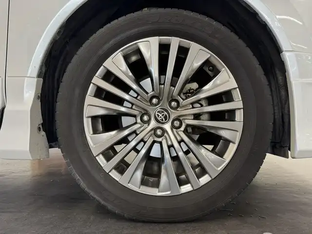 トヨタ ハリアー Z 三重県 2023(令5)年 2.9万km プラチナホワイトパールマイカ ガソリン/FF/MTモード付フロアCVT/純正 12.3インチナビ/（FM/AM/TV/Bluetooth/Miracast/USB/iPod/AppleCarPlay/AndroidAuto）/【OP】パノラミックビューモニター（床下透過表示機能付）/モデリスタエアロ（F/S/R下）/JBLプレミアムサウンドシステム/ドライブレコーダー 前後（ルームミラー内蔵）/ビルトインETC2.0/Toyota Safety Sense/●プリクラッシュセーフティ/●レーントレーシングアシスト/●レーダークルコン（全車速追従機能付）/●アダプティブハイビームシステム/●ロードサインアシスト/・インテリジェントクリアランスソナー［パーキングサポートブレーキ（前後静止物）］/・ブラインドスポットモニター＆パーキングサポートブレーキ（後方接近車両）/・先行車発進告知機能/装備/・デジタルインナーミラー（前後録画機能付）/・カラーヘッドアップディスプレイ/・ハンズフリーパワーバックドア/・雨滴感知式フロントワイパー/・ハーフレザーシート/・パワーシート（D8way）/・左右独立オートエアコン/・電動チルト&テレスコピックステアリング/・純正19inAW/など