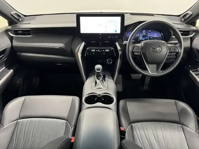 トヨタ ハリアー Z 三重県 2023(令5)年 2.9万km プラチナホワイトパールマイカ ガソリン/FF/MTモード付フロアCVT/純正 12.3インチナビ/（FM/AM/TV/Bluetooth/Miracast/USB/iPod/AppleCarPlay/AndroidAuto）/【OP】パノラミックビューモニター（床下透過表示機能付）/モデリスタエアロ（F/S/R下）/JBLプレミアムサウンドシステム/ドライブレコーダー 前後（ルームミラー内蔵）/ビルトインETC2.0/Toyota Safety Sense/●プリクラッシュセーフティ/●レーントレーシングアシスト/●レーダークルコン（全車速追従機能付）/●アダプティブハイビームシステム/●ロードサインアシスト/・インテリジェントクリアランスソナー［パーキングサポートブレーキ（前後静止物）］/・ブラインドスポットモニター＆パーキングサポートブレーキ（後方接近車両）/・先行車発進告知機能/装備/・デジタルインナーミラー（前後録画機能付）/・カラーヘッドアップディスプレイ/・ハンズフリーパワーバックドア/・雨滴感知式フロントワイパー/・ハーフレザーシート/・パワーシート（D8way）/・左右独立オートエアコン/・電動チルト&テレスコピックステアリング/・純正19inAW/など