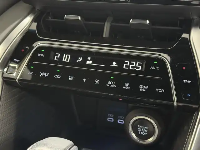トヨタ ハリアー Z 三重県 2023(令5)年 2.9万km プラチナホワイトパールマイカ ガソリン/FF/MTモード付フロアCVT/純正 12.3インチナビ/（FM/AM/TV/Bluetooth/Miracast/USB/iPod/AppleCarPlay/AndroidAuto）/【OP】パノラミックビューモニター（床下透過表示機能付）/モデリスタエアロ（F/S/R下）/JBLプレミアムサウンドシステム/ドライブレコーダー 前後（ルームミラー内蔵）/ビルトインETC2.0/Toyota Safety Sense/●プリクラッシュセーフティ/●レーントレーシングアシスト/●レーダークルコン（全車速追従機能付）/●アダプティブハイビームシステム/●ロードサインアシスト/・インテリジェントクリアランスソナー［パーキングサポートブレーキ（前後静止物）］/・ブラインドスポットモニター＆パーキングサポートブレーキ（後方接近車両）/・先行車発進告知機能/装備/・デジタルインナーミラー（前後録画機能付）/・カラーヘッドアップディスプレイ/・ハンズフリーパワーバックドア/・雨滴感知式フロントワイパー/・ハーフレザーシート/・パワーシート（D8way）/・左右独立オートエアコン/・電動チルト&テレスコピックステアリング/・純正19inAW/など