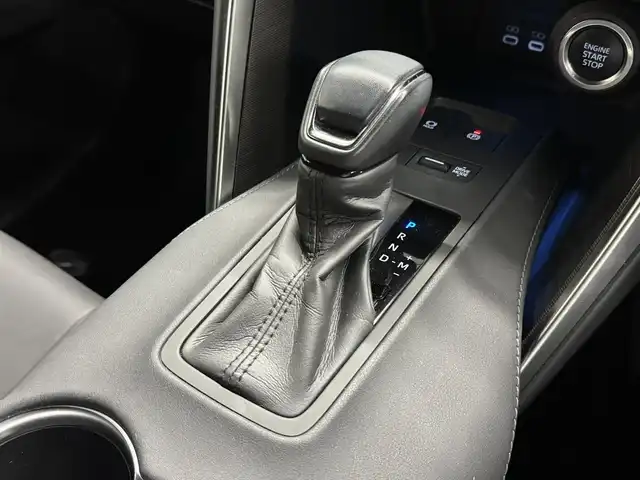 トヨタ ハリアー Z 三重県 2023(令5)年 2.9万km プラチナホワイトパールマイカ ガソリン/FF/MTモード付フロアCVT/純正 12.3インチナビ/（FM/AM/TV/Bluetooth/Miracast/USB/iPod/AppleCarPlay/AndroidAuto）/【OP】パノラミックビューモニター（床下透過表示機能付）/モデリスタエアロ（F/S/R下）/JBLプレミアムサウンドシステム/ドライブレコーダー 前後（ルームミラー内蔵）/ビルトインETC2.0/Toyota Safety Sense/●プリクラッシュセーフティ/●レーントレーシングアシスト/●レーダークルコン（全車速追従機能付）/●アダプティブハイビームシステム/●ロードサインアシスト/・インテリジェントクリアランスソナー［パーキングサポートブレーキ（前後静止物）］/・ブラインドスポットモニター＆パーキングサポートブレーキ（後方接近車両）/・先行車発進告知機能/装備/・デジタルインナーミラー（前後録画機能付）/・カラーヘッドアップディスプレイ/・ハンズフリーパワーバックドア/・雨滴感知式フロントワイパー/・ハーフレザーシート/・パワーシート（D8way）/・左右独立オートエアコン/・電動チルト&テレスコピックステアリング/・純正19inAW/など