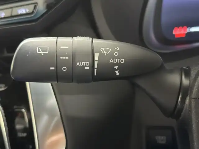 トヨタ ハリアー Z 三重県 2023(令5)年 2.9万km プラチナホワイトパールマイカ ガソリン/FF/MTモード付フロアCVT/純正 12.3インチナビ/（FM/AM/TV/Bluetooth/Miracast/USB/iPod/AppleCarPlay/AndroidAuto）/【OP】パノラミックビューモニター（床下透過表示機能付）/モデリスタエアロ（F/S/R下）/JBLプレミアムサウンドシステム/ドライブレコーダー 前後（ルームミラー内蔵）/ビルトインETC2.0/Toyota Safety Sense/●プリクラッシュセーフティ/●レーントレーシングアシスト/●レーダークルコン（全車速追従機能付）/●アダプティブハイビームシステム/●ロードサインアシスト/・インテリジェントクリアランスソナー［パーキングサポートブレーキ（前後静止物）］/・ブラインドスポットモニター＆パーキングサポートブレーキ（後方接近車両）/・先行車発進告知機能/装備/・デジタルインナーミラー（前後録画機能付）/・カラーヘッドアップディスプレイ/・ハンズフリーパワーバックドア/・雨滴感知式フロントワイパー/・ハーフレザーシート/・パワーシート（D8way）/・左右独立オートエアコン/・電動チルト&テレスコピックステアリング/・純正19inAW/など