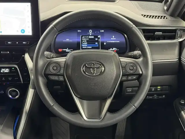 トヨタ ハリアー Z 三重県 2023(令5)年 2.9万km プラチナホワイトパールマイカ ガソリン/FF/MTモード付フロアCVT/純正 12.3インチナビ/（FM/AM/TV/Bluetooth/Miracast/USB/iPod/AppleCarPlay/AndroidAuto）/【OP】パノラミックビューモニター（床下透過表示機能付）/モデリスタエアロ（F/S/R下）/JBLプレミアムサウンドシステム/ドライブレコーダー 前後（ルームミラー内蔵）/ビルトインETC2.0/Toyota Safety Sense/●プリクラッシュセーフティ/●レーントレーシングアシスト/●レーダークルコン（全車速追従機能付）/●アダプティブハイビームシステム/●ロードサインアシスト/・インテリジェントクリアランスソナー［パーキングサポートブレーキ（前後静止物）］/・ブラインドスポットモニター＆パーキングサポートブレーキ（後方接近車両）/・先行車発進告知機能/装備/・デジタルインナーミラー（前後録画機能付）/・カラーヘッドアップディスプレイ/・ハンズフリーパワーバックドア/・雨滴感知式フロントワイパー/・ハーフレザーシート/・パワーシート（D8way）/・左右独立オートエアコン/・電動チルト&テレスコピックステアリング/・純正19inAW/など
