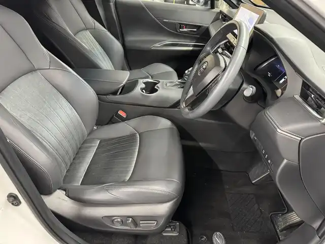 トヨタ ハリアー Z 三重県 2023(令5)年 2.9万km プラチナホワイトパールマイカ ガソリン/FF/MTモード付フロアCVT/純正 12.3インチナビ/（FM/AM/TV/Bluetooth/Miracast/USB/iPod/AppleCarPlay/AndroidAuto）/【OP】パノラミックビューモニター（床下透過表示機能付）/モデリスタエアロ（F/S/R下）/JBLプレミアムサウンドシステム/ドライブレコーダー 前後（ルームミラー内蔵）/ビルトインETC2.0/Toyota Safety Sense/●プリクラッシュセーフティ/●レーントレーシングアシスト/●レーダークルコン（全車速追従機能付）/●アダプティブハイビームシステム/●ロードサインアシスト/・インテリジェントクリアランスソナー［パーキングサポートブレーキ（前後静止物）］/・ブラインドスポットモニター＆パーキングサポートブレーキ（後方接近車両）/・先行車発進告知機能/装備/・デジタルインナーミラー（前後録画機能付）/・カラーヘッドアップディスプレイ/・ハンズフリーパワーバックドア/・雨滴感知式フロントワイパー/・ハーフレザーシート/・パワーシート（D8way）/・左右独立オートエアコン/・電動チルト&テレスコピックステアリング/・純正19inAW/など